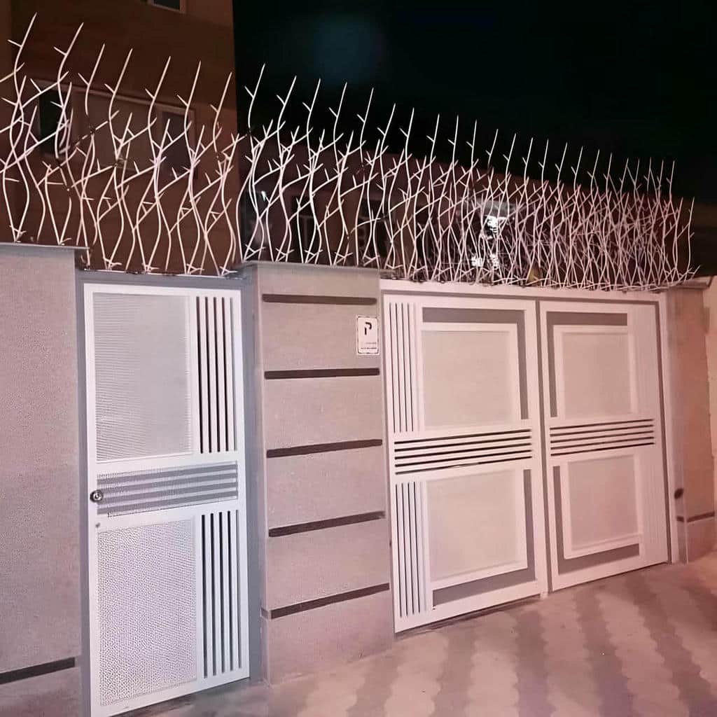 نصب حفاظ شاخ گوزنی پرتراکم روی دیوار ویلا