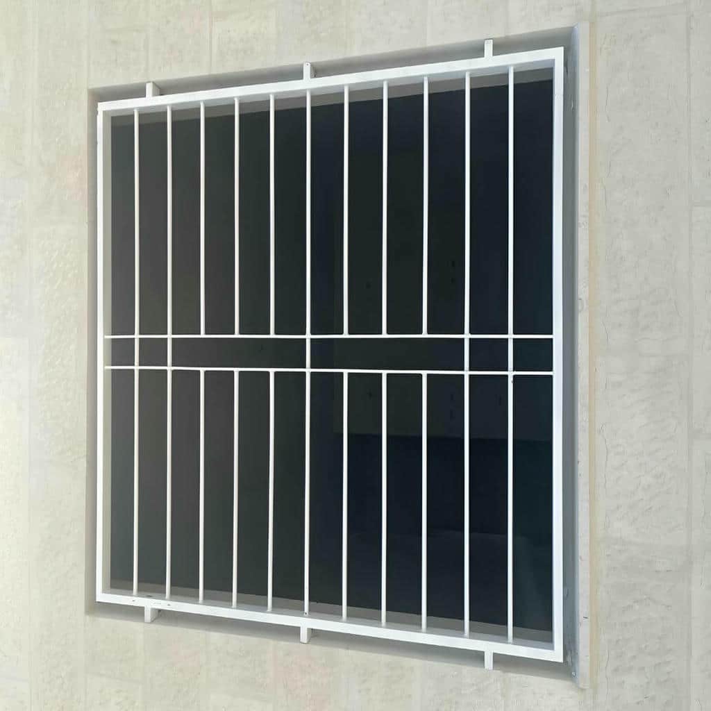 نصب حفاظ پنجره نمای باغ روی زیرسازی مقاوم