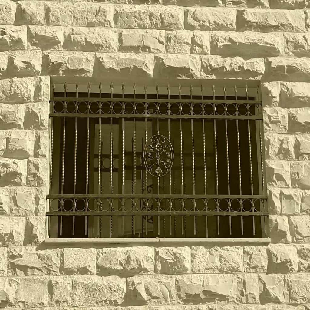 اجرای نرده پنجره شاسی دار بدون مزاحمت برای دستگیره