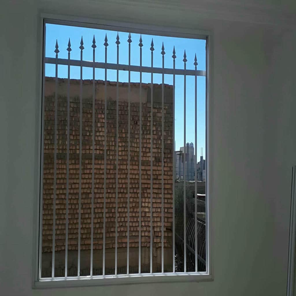 نصب نرده پنجره فلزی شاسی دار روی زیرسازی مقاوم