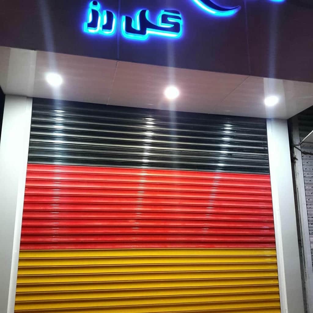 نصب کرکره برقی مدرن نمای تجاری با ریل عمیق