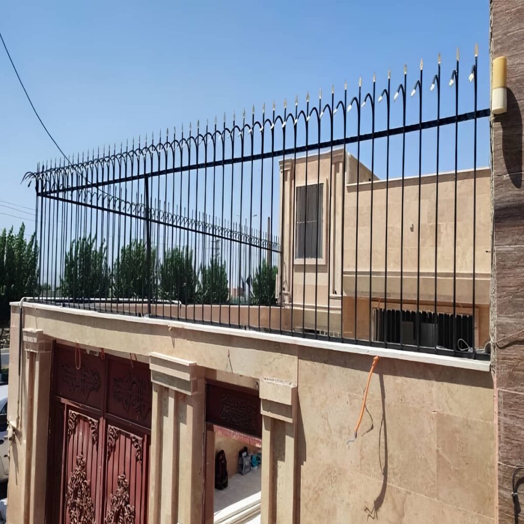 ساخت حفاظ تاج دار سرنیزه‌ای برای ورودی رسمی