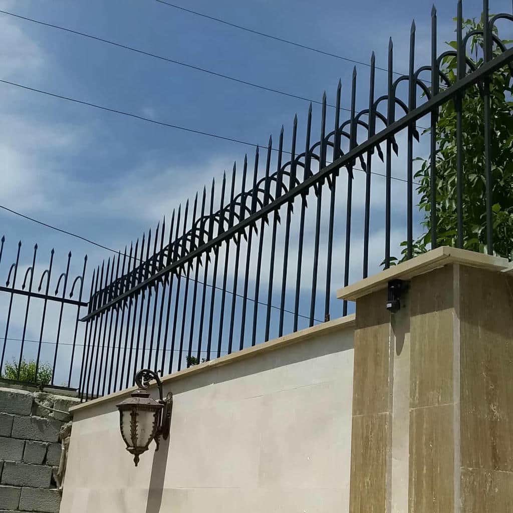 ساخت حفاظ سرنیزه ای دیوار حیاط با رنگ کوره‌ای