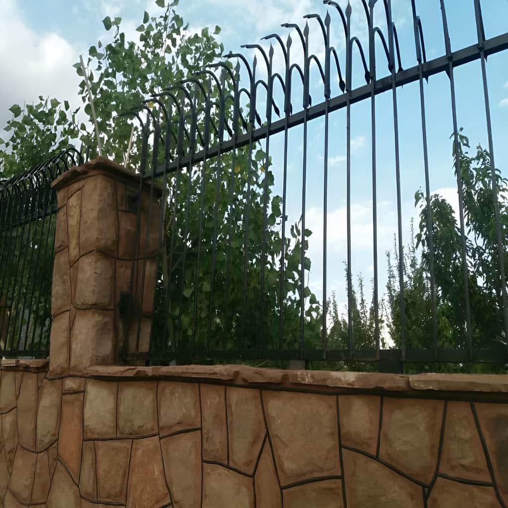 اجرای حفاظ سرنیزه ای پرتراکم با پایه مقاوم
