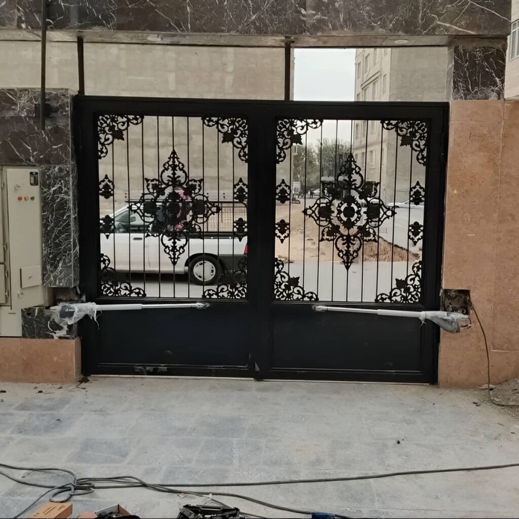 نصب درب جک دار بازویی با چشمی ایمنی