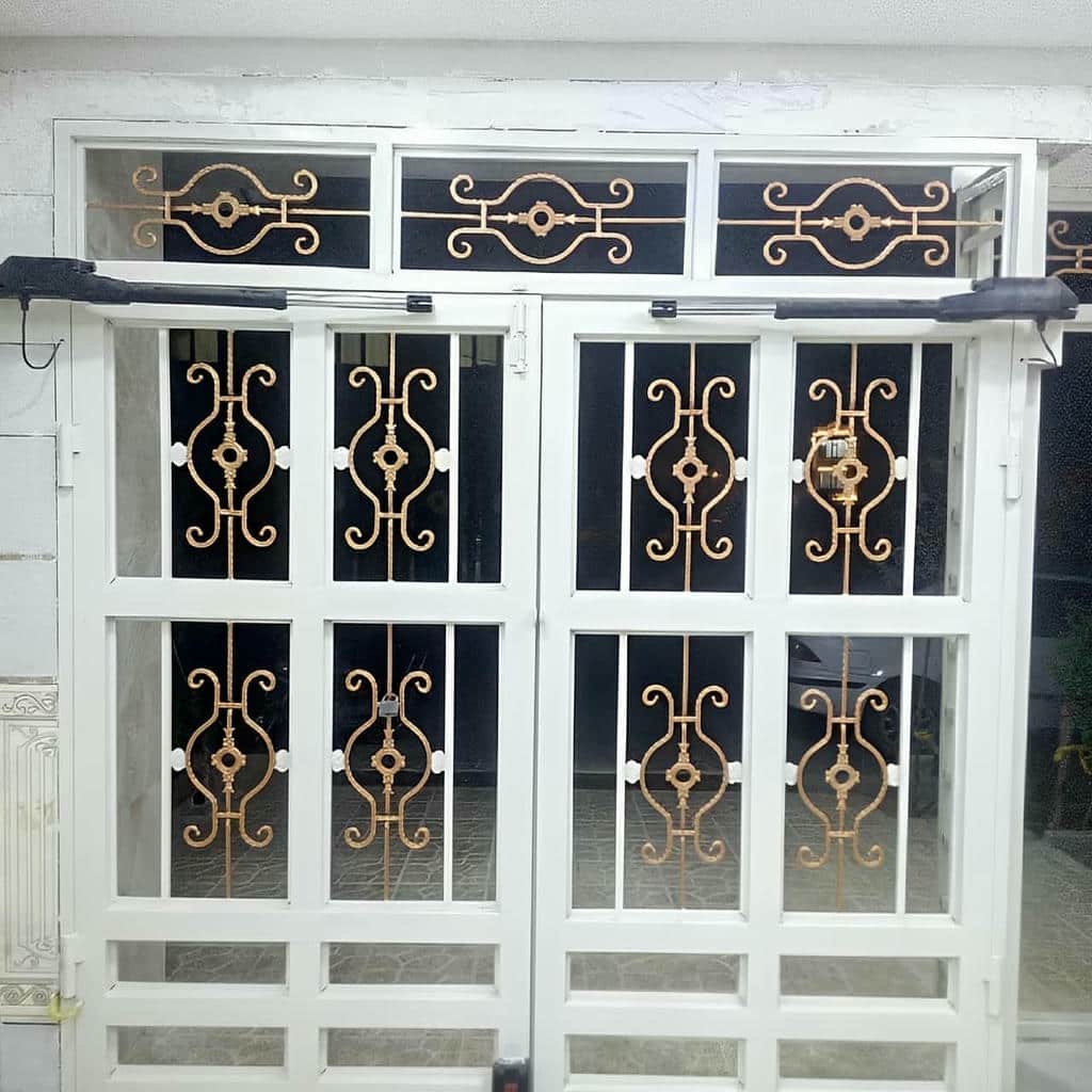 اجرای درب لولایی حیاط با قفل برقی