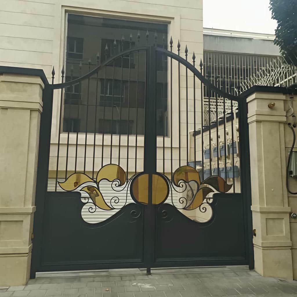 خرید درب پارکینگ طرح چوب ترموود با قفل مطمئن