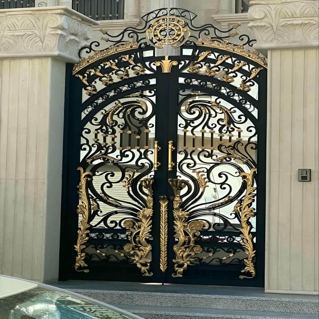 نصب درب پارکینگ آهنی ساده قاب دار با لولای مقاوم