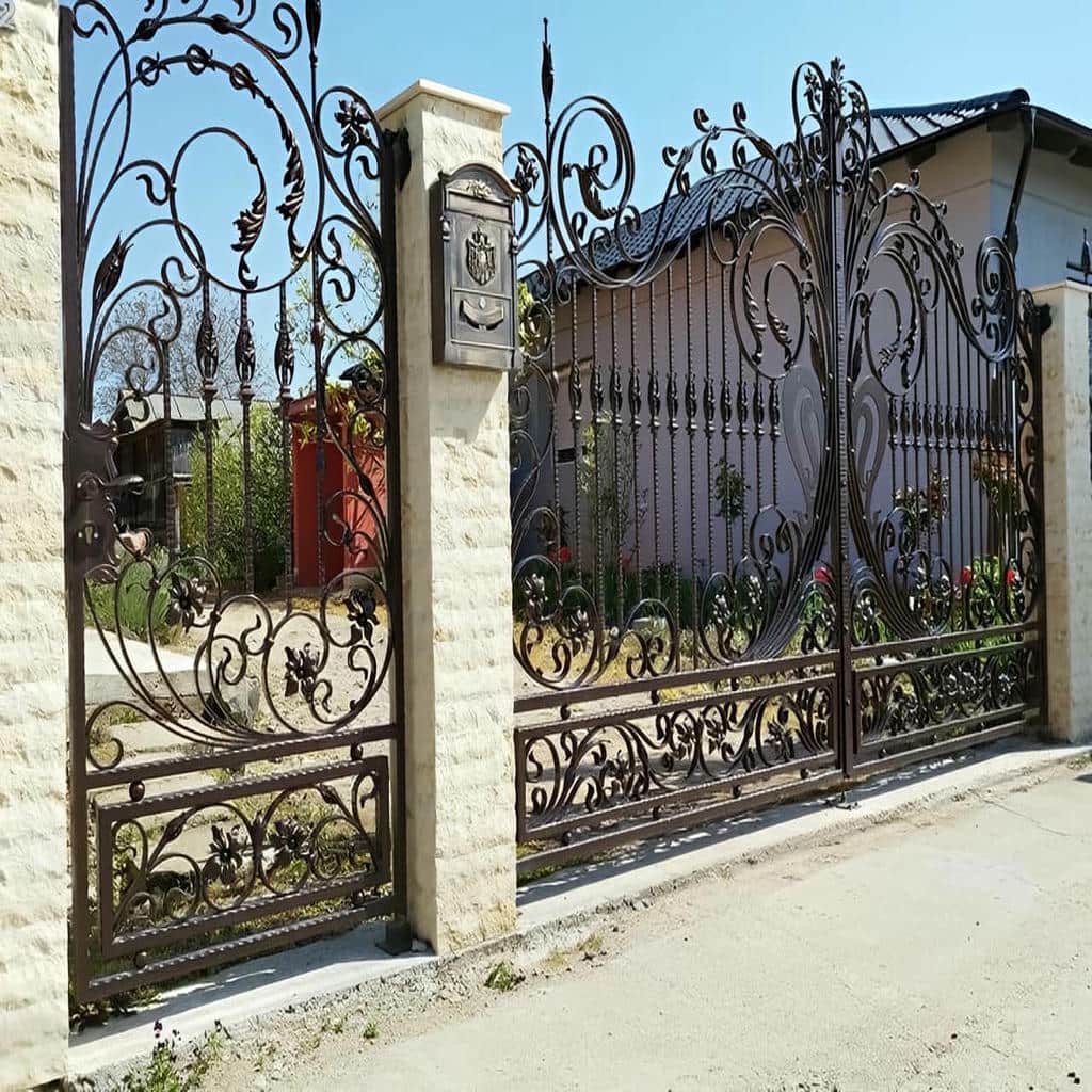 درب ویلایی ورق پانچ مدل درشت برای ورودی روشن‌تر
