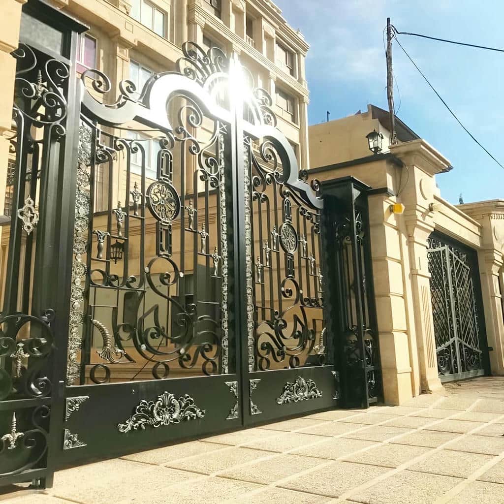 درب ویلا مدرن نمای سنگی مدل ریلی برای پارکینگ کم‌فضا
