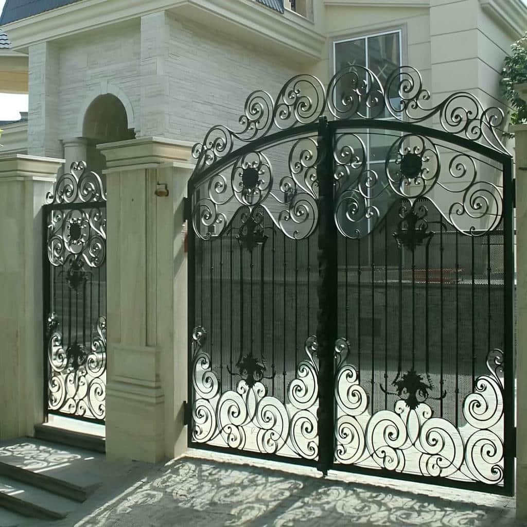 سفارش درب ویلایی فرفورژه نمای رومی مناسب حریم محوطه