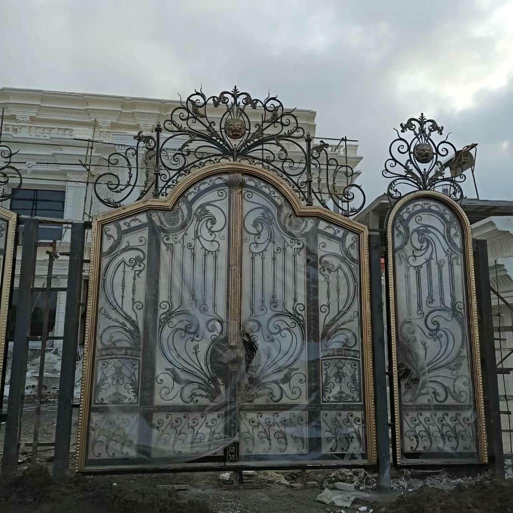 سفارش درب پارکینگ مدرن پنل مشبک برای کنترل رفت‌وآمد