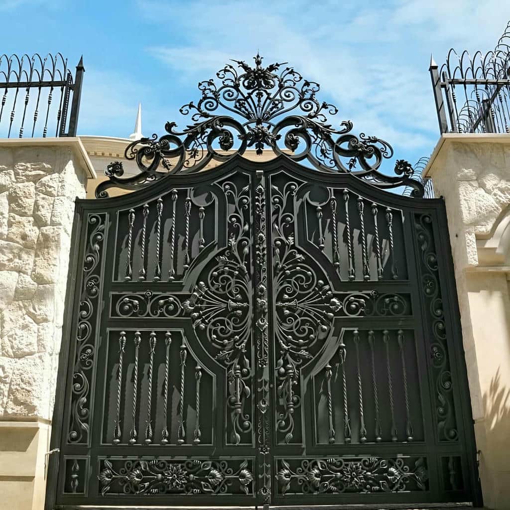 خدمات نصب درب حیاط بزرگ پارکینگ با رگلاژ دقیق