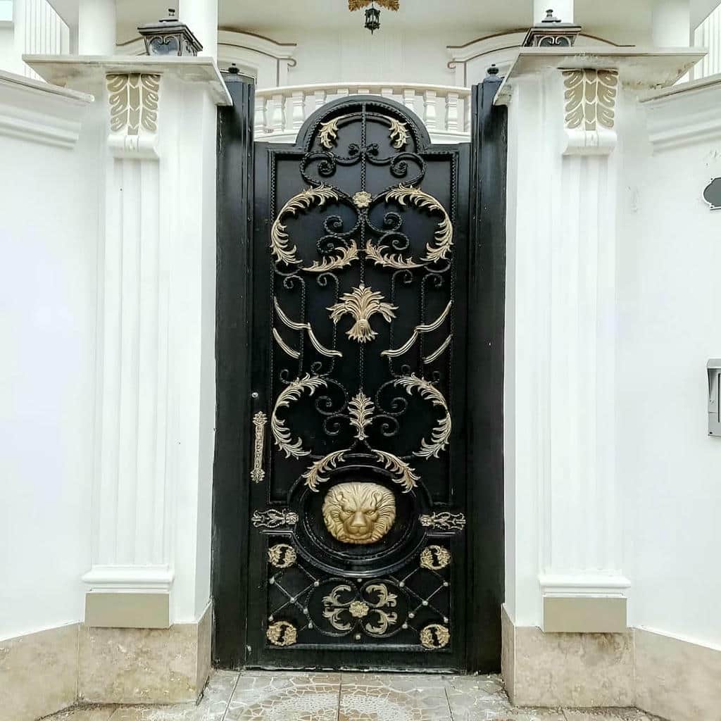 نصب درب حیاط فرفورژه نمای رومی با لولای مقاوم