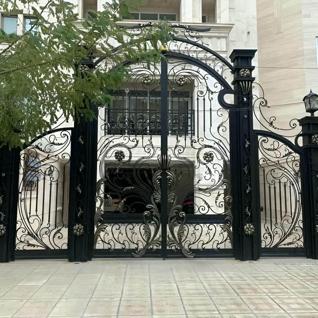 اجرای درب حیاط فرفورژه نمای رومی برای کنترل رفت‌وآمد