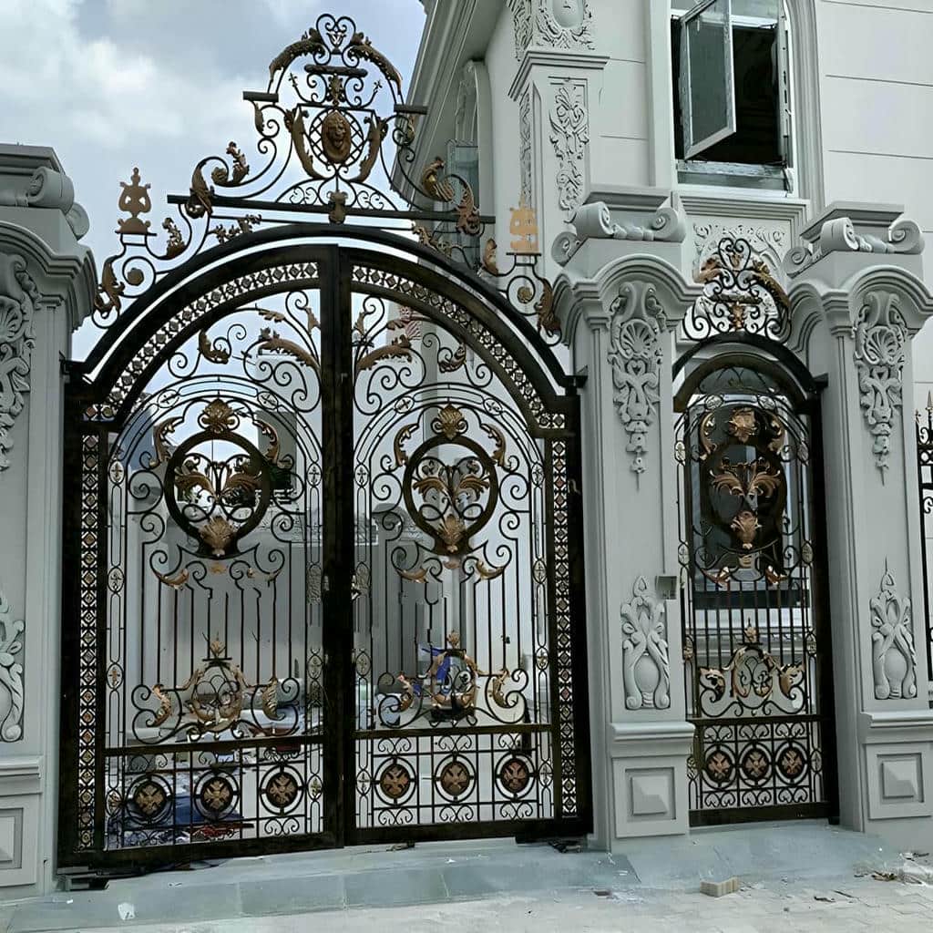 اجرای درب حیاط ورودی محوطه برای کنترل رفت‌وآمد خودرو