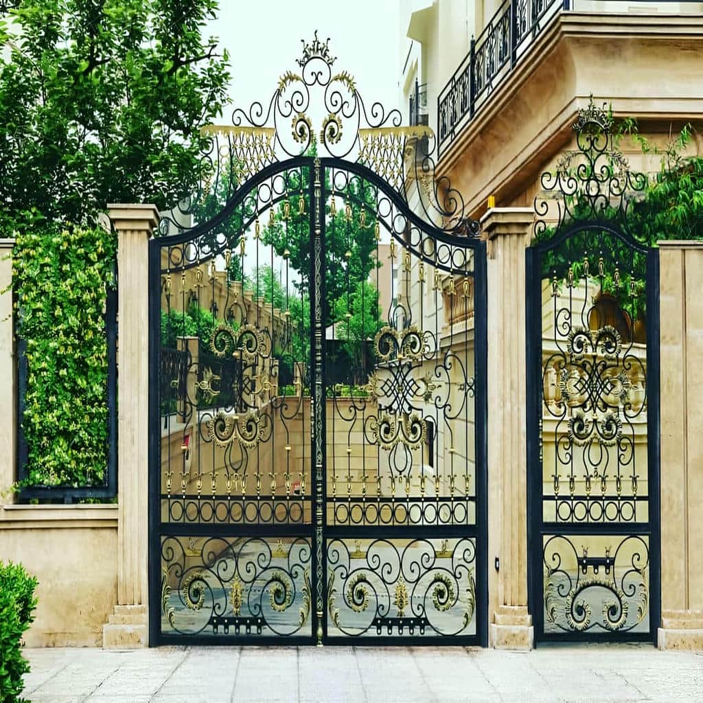 درب باغ ویلایی قوسی مدل فرفورژه برای نمای کلاسیک