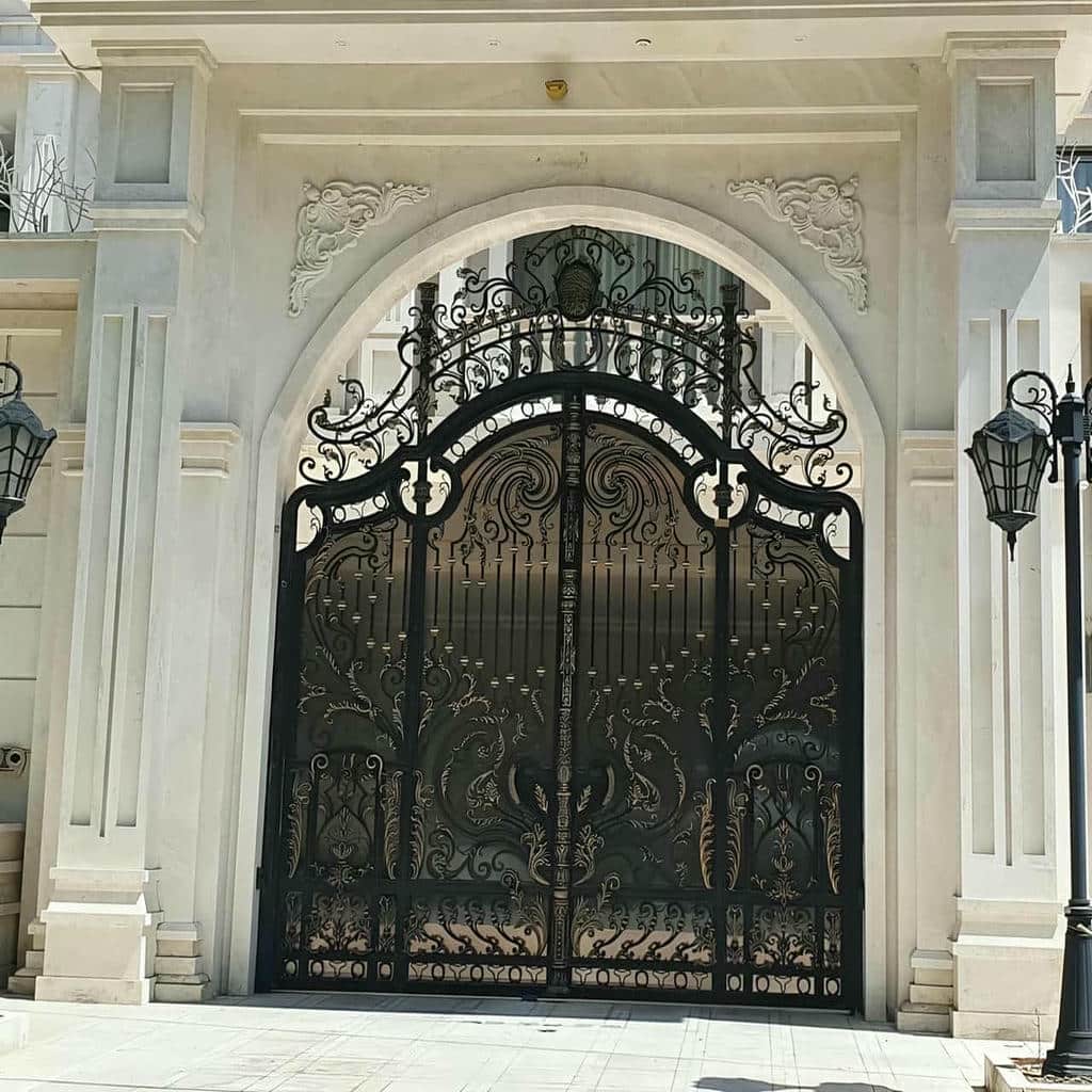 نصب درب پارکینگ لوکس ورودی ویلا با لولای مقاوم