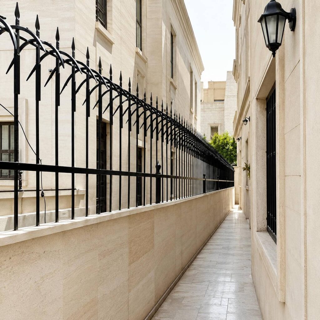 خرید حفاظ دیوار سیم خاردار ترکیبی برای امنیت ورودی