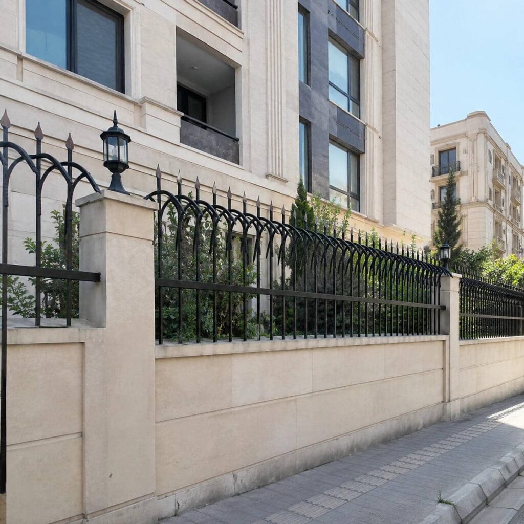 اجرای حفاظ سیم خاردار حلقوی برای حریم بیشتر