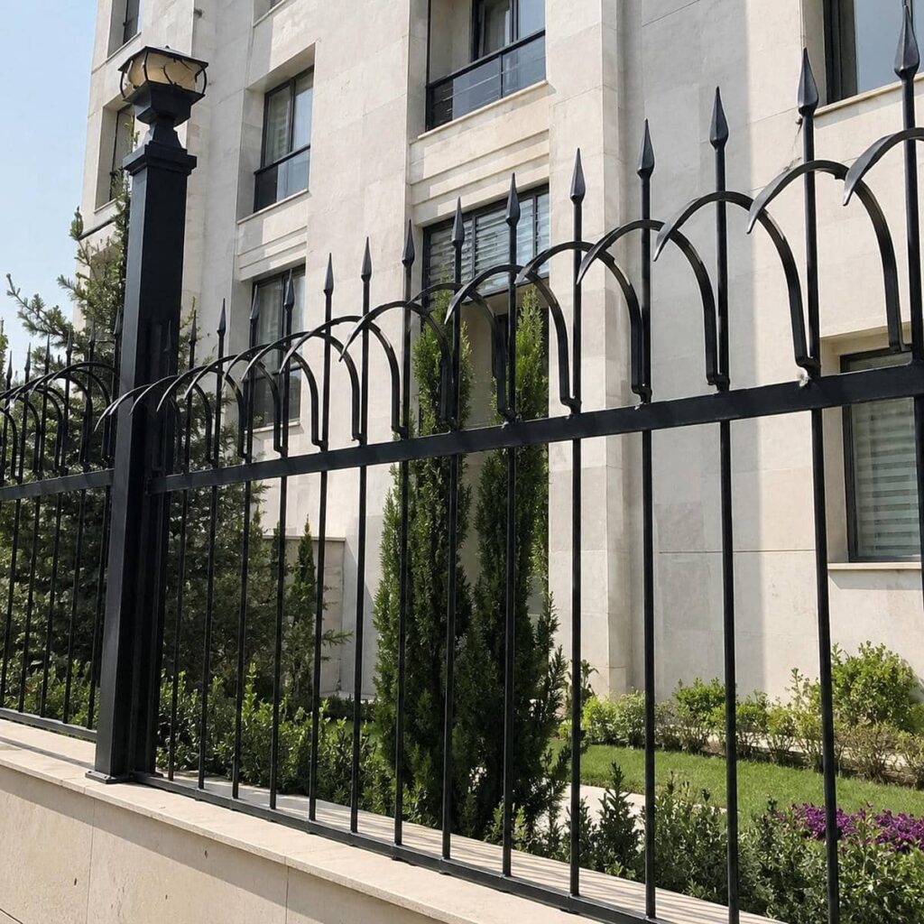 خدمات نصب نرده حفاظ کنار دروازه