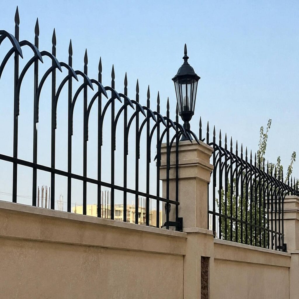 خرید حفاظ روی دیوار حیاط برای امنیت ورودی