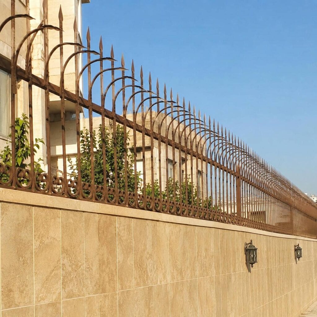 ساخت حفاظ دیوار کوتاه حیاط با رنگ کوره‌ای
