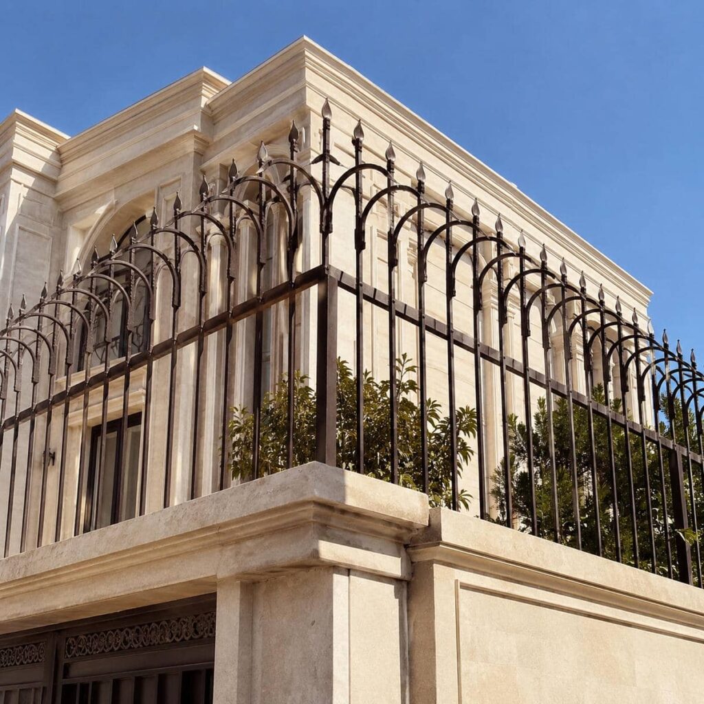 نصب حفاظ سیم خاردار خطی روی دیوار ساختمان