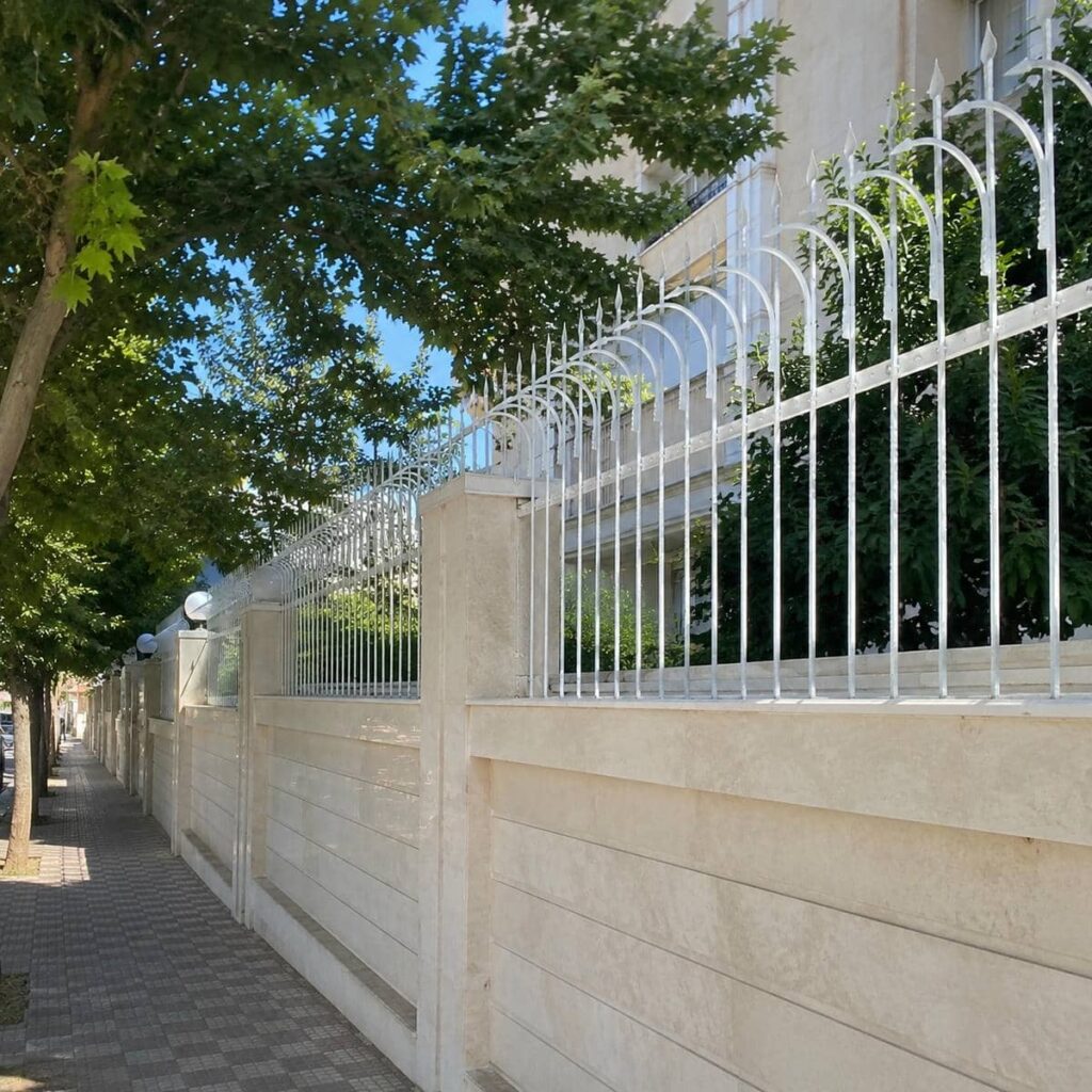 سفارش حفاظ دیوار سیم خاردار برای کنترل رفت‌وآمد