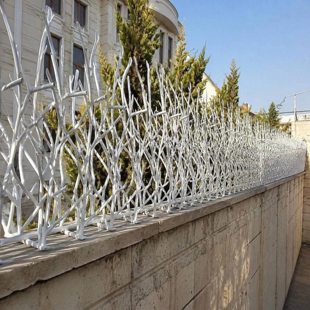 نصب حفاظ شاخ گوزنی روی دیوار حیاط مسکونی