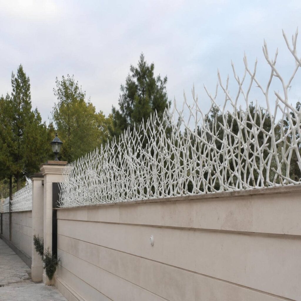 نصب حفاظ شاخ گوزنی روی دیوار باغ