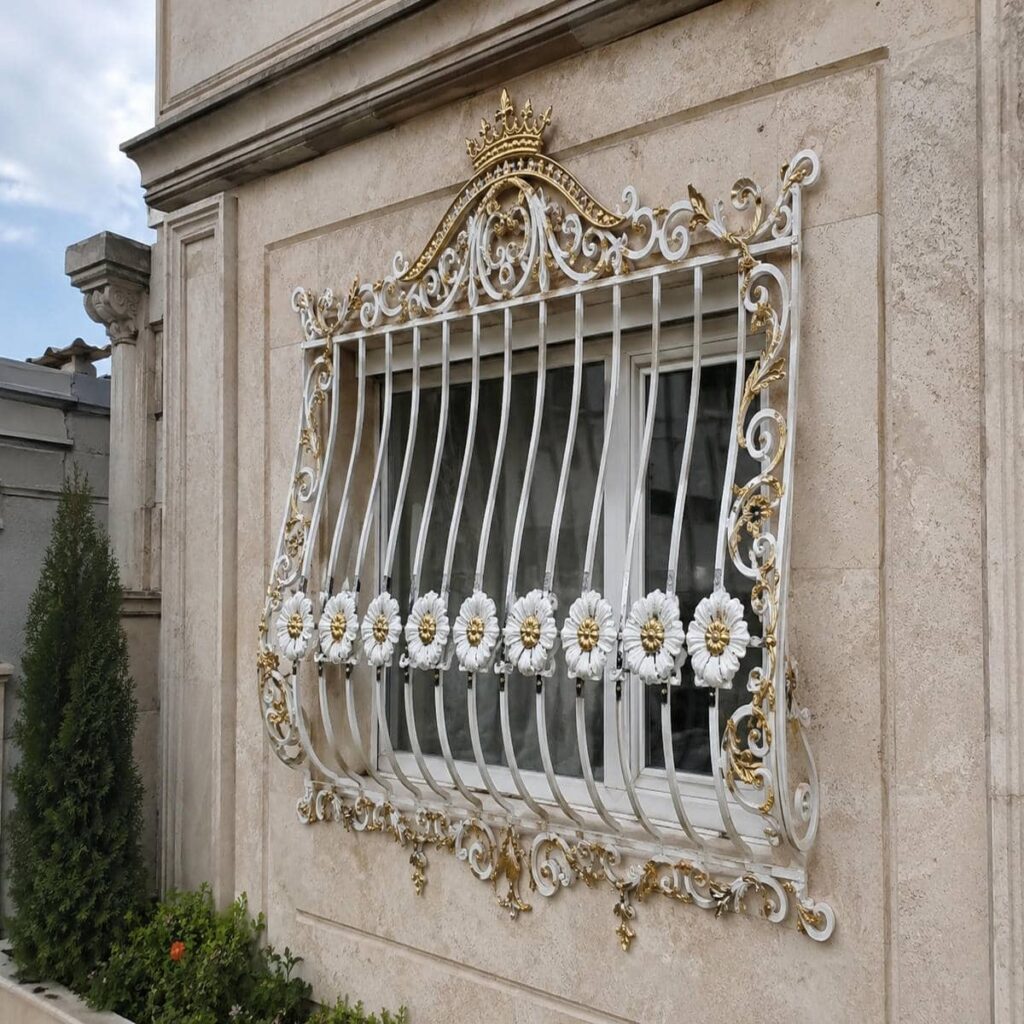 اجرای حفاظ پنجره قوسی کتیبه دار بدون مزاحمت برای دستگیره