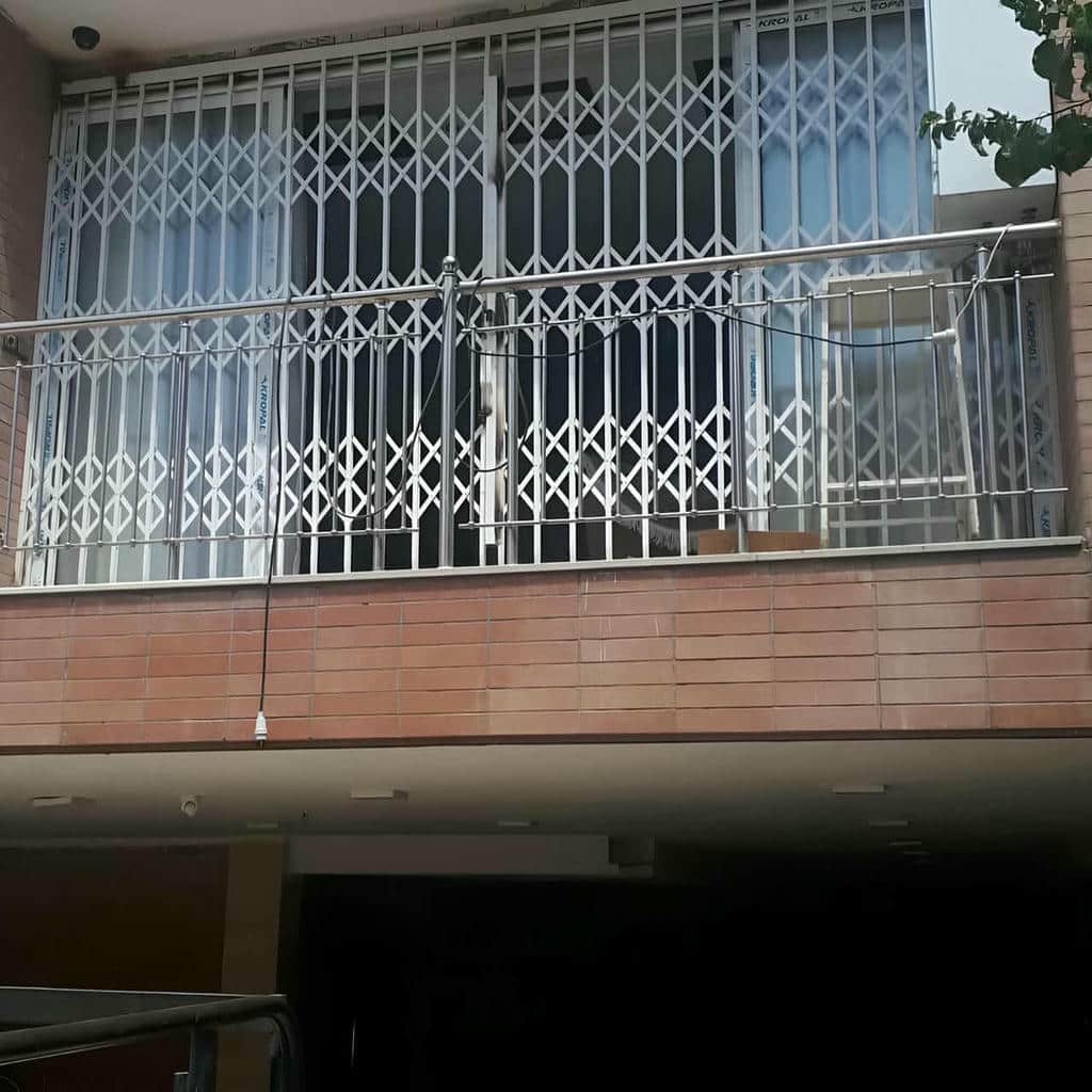 ساخت حفاظ پنجره ریلی آکاردئونی برای فضای محدود