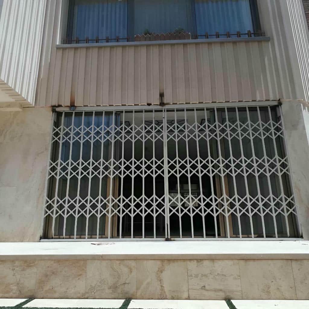 فروش حفاظ پنجره طبقات پایین مدل بازشو قفل دار