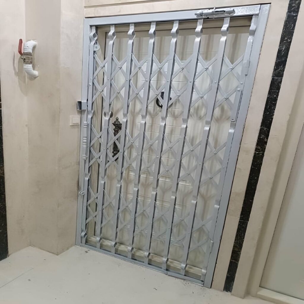 درب فلزی مقاوم در فضای باز