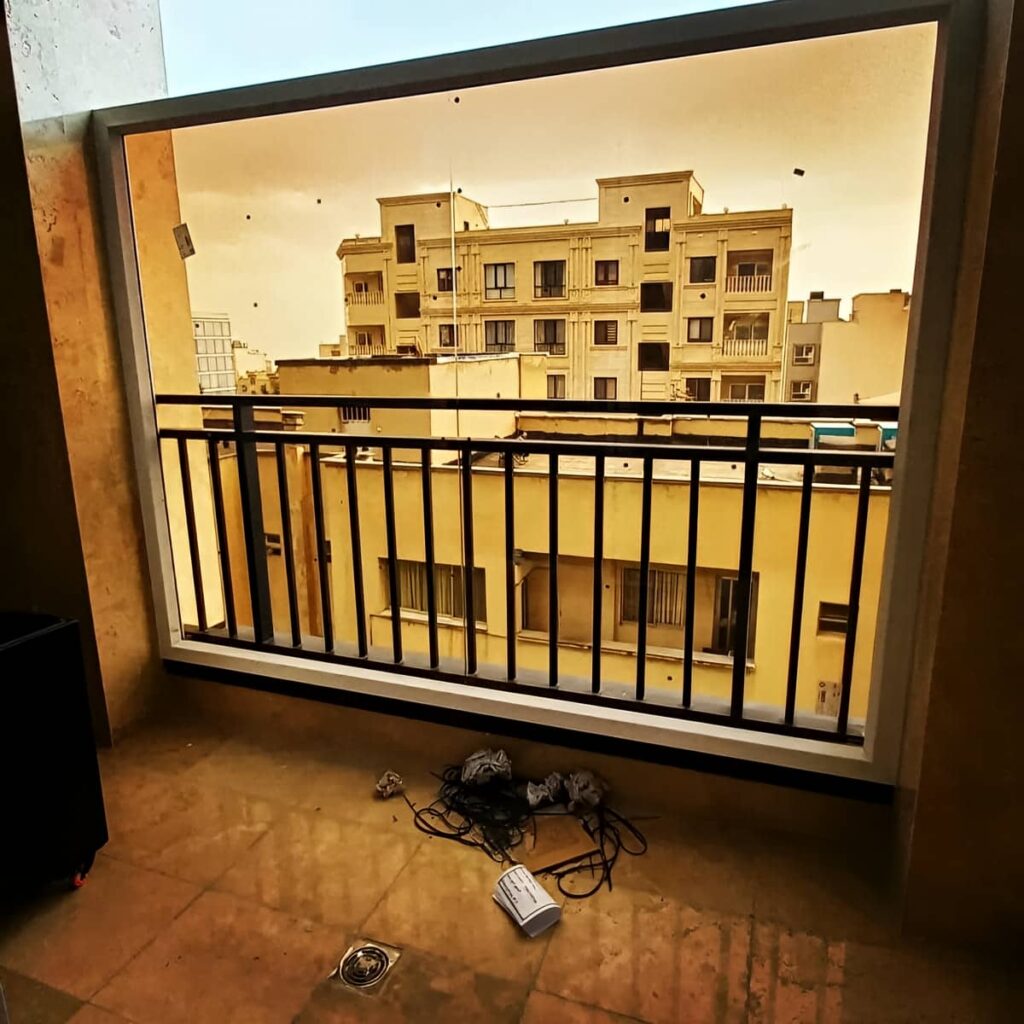 نرده چوبی با رنگ طبیعی