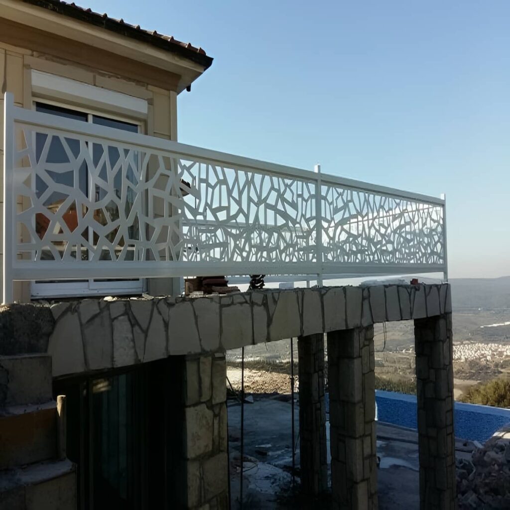 حفاظ راه پله فلزی با طراحی هندسی