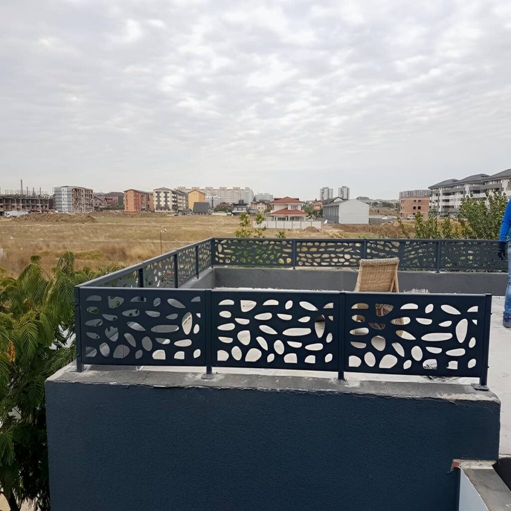 نرده بالکن مشکی هماهنگ با نمای سنگی