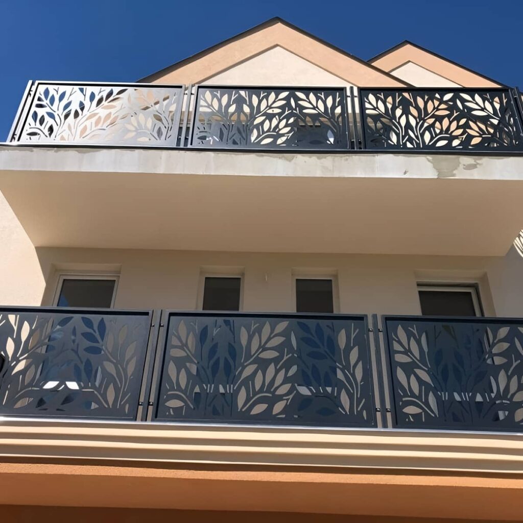 نرده کلاسیک بالکن با طرح تزئینی