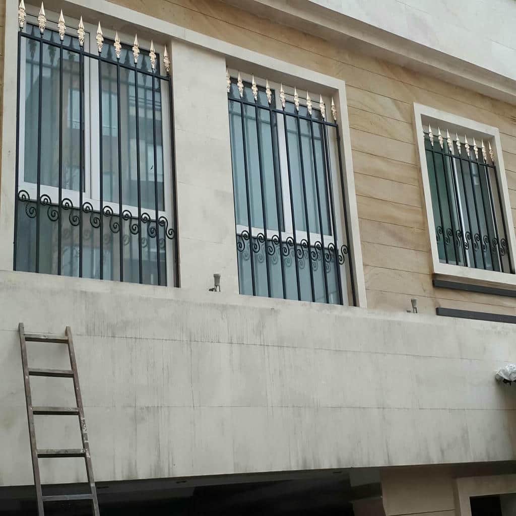 حفاظ پنجره آهنی نمای ساختمان پرتردد