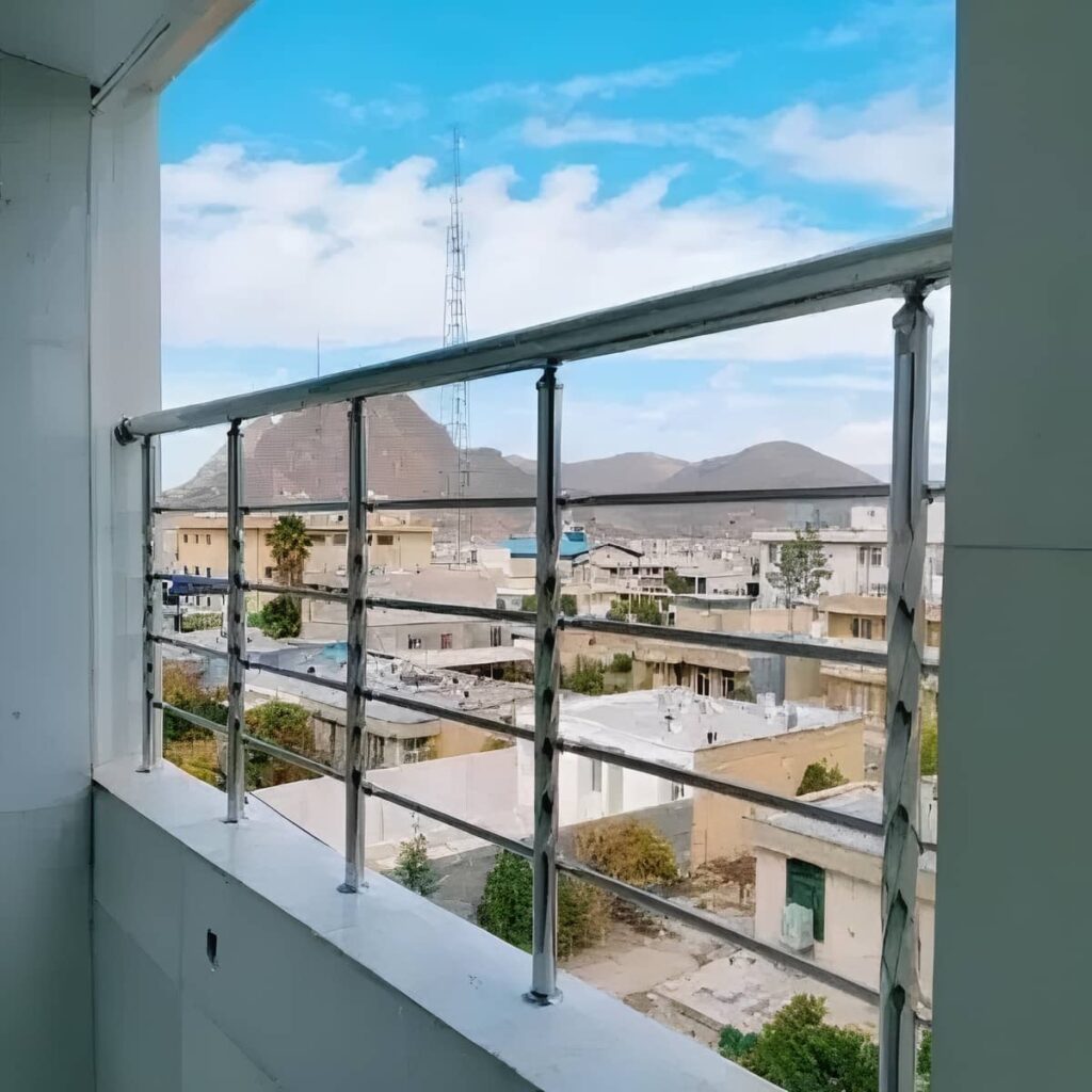 حفاظ بالکن فلزی با طراحی مدرن ویلایی