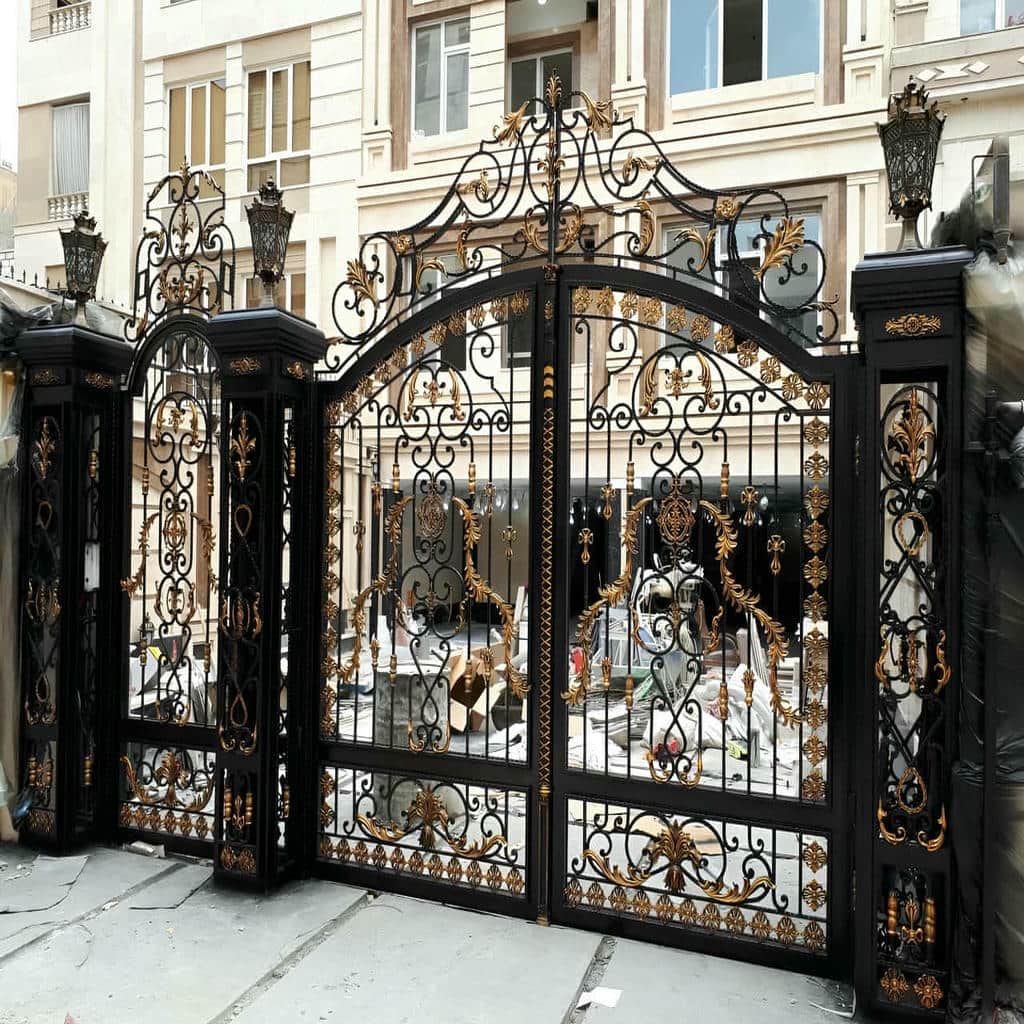 درب گلنرده دار فلزی کلاسیک