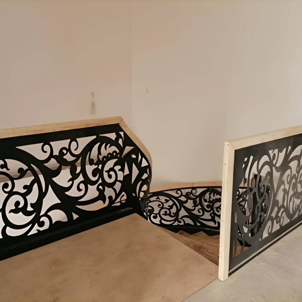 نرده پله با جزئیات منحنی