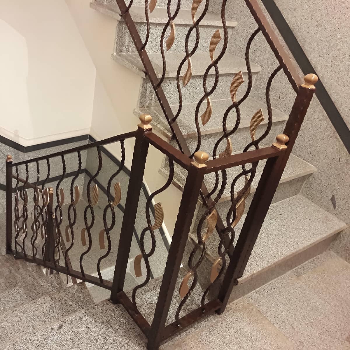 نرده فرفورژه راه پله فلزی مرکز عرضه نرده فرفورژه راه پله مناسب مناطق گرم و خشک