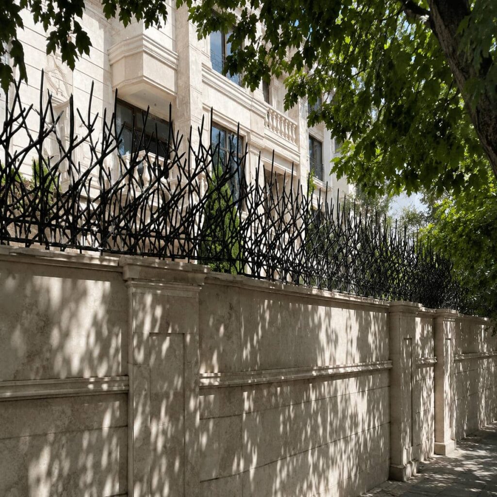 حفاظ شاخ گوزنی مشکی روی دیوار ویلایی