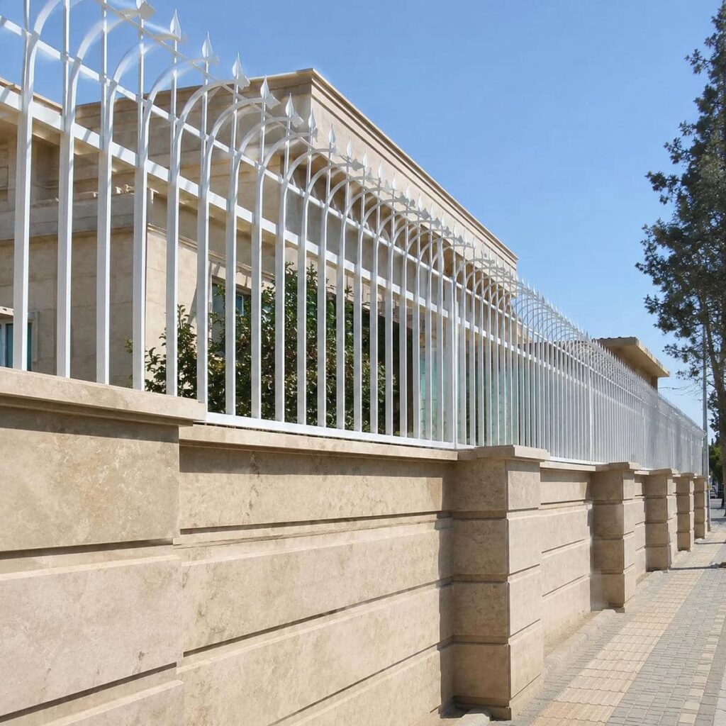 نرده آهنی روی دیوار فلزی