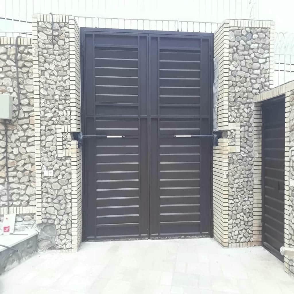 جک بازویی نقره‌ای روی ورودی حیاط استان زنجان