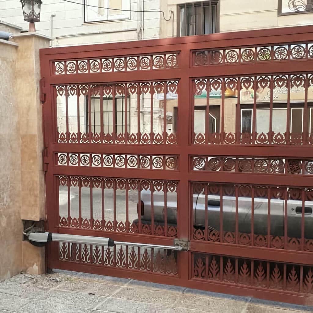 جک بازویی نقره ای روی درب حیاط