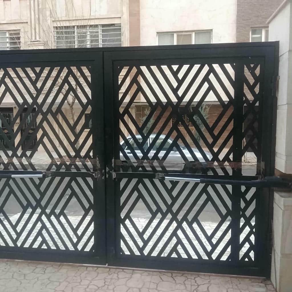 جک درب پارکینگ روی درب ویلایی استان آذربایجان غربی