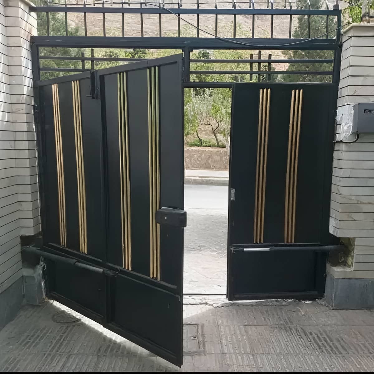 جک درب پارکینگ نصب شده کنار ستون باریک اردبیل